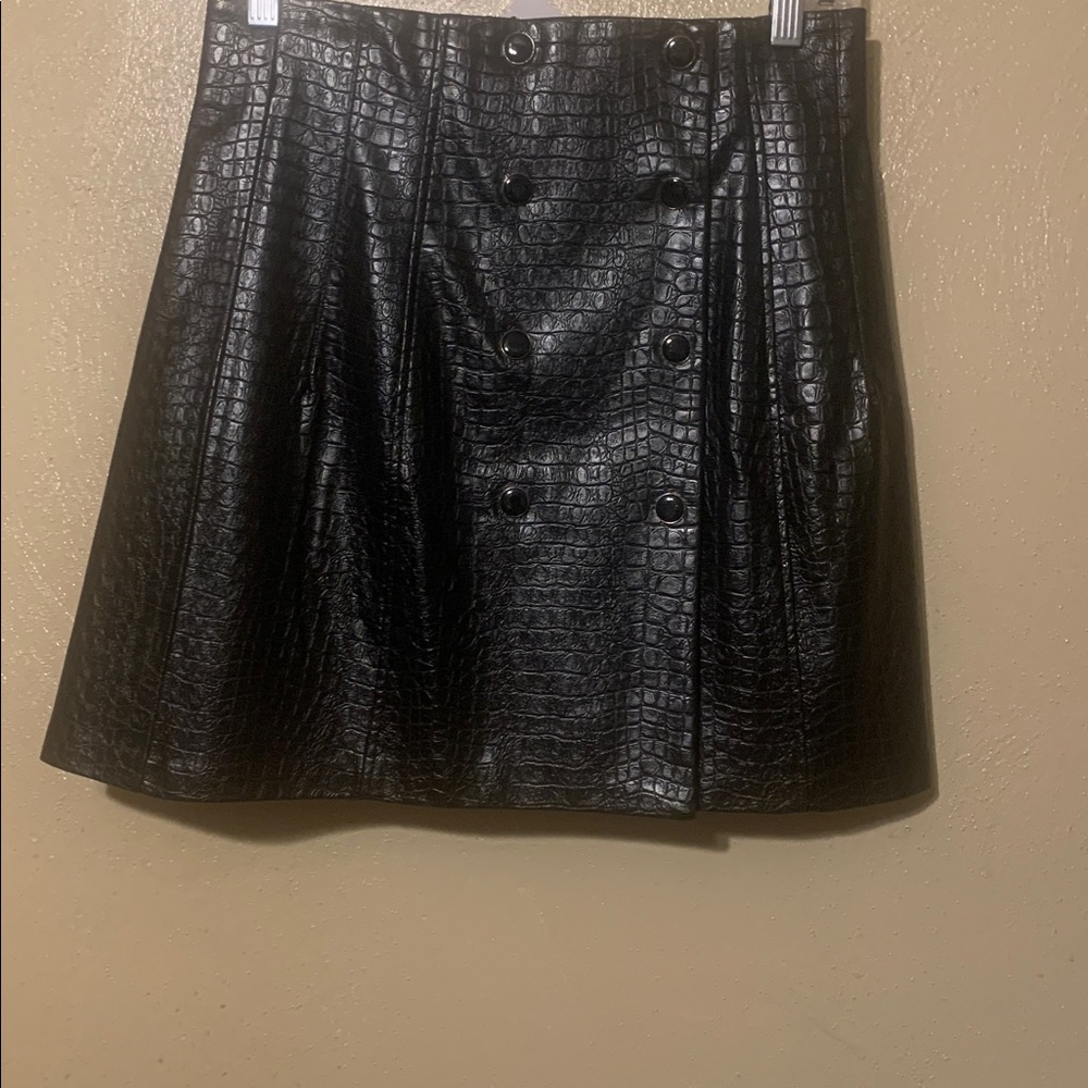 Industry size 2 Black Croc-Patterned Mini Skirt Snap Front Opening NWT - Picture 2 of 5